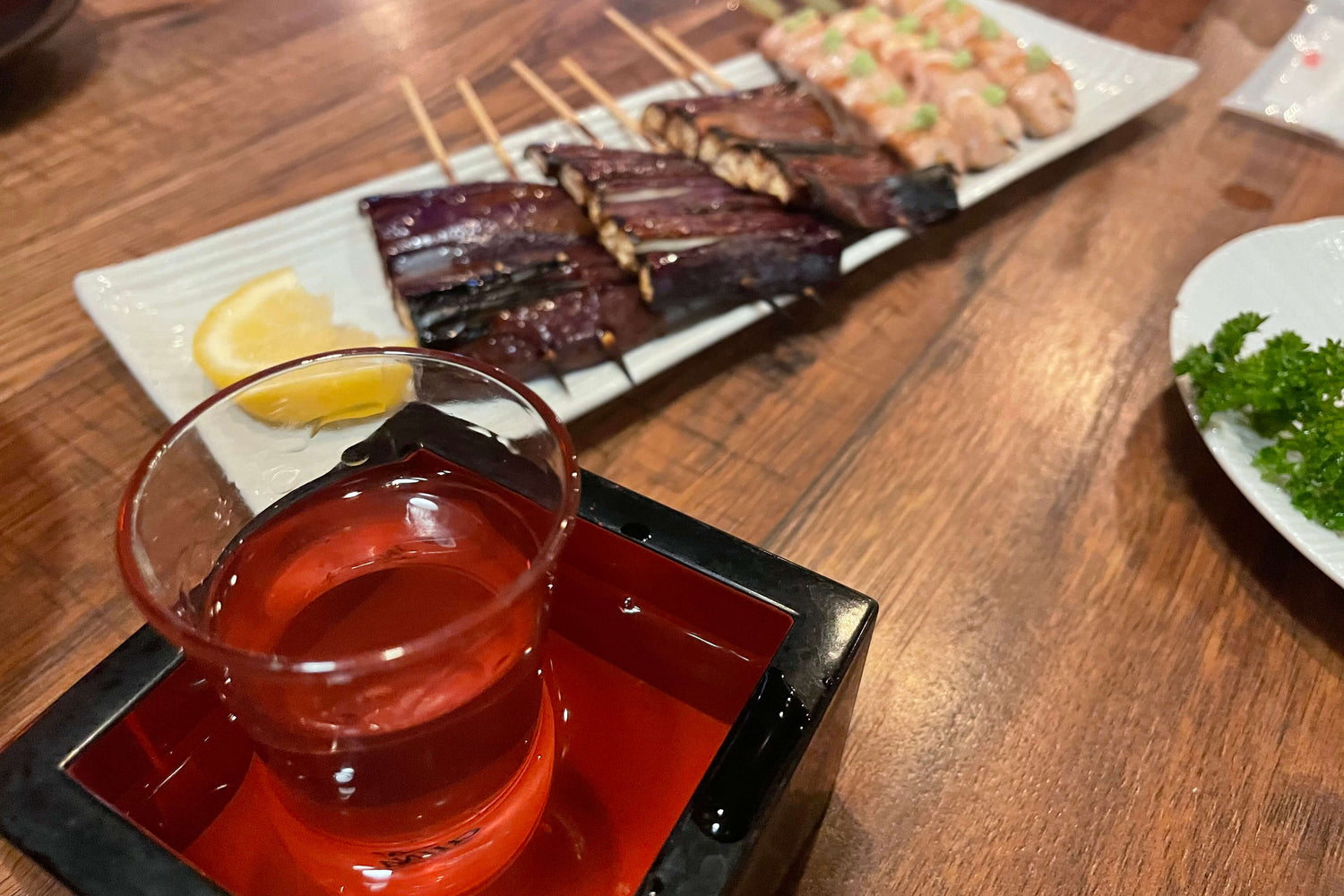 Mokkiri and a dish of yakitori