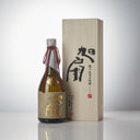 Asabiraki “Kyokusen” Junmai Daiginjo, standing in front of a product box