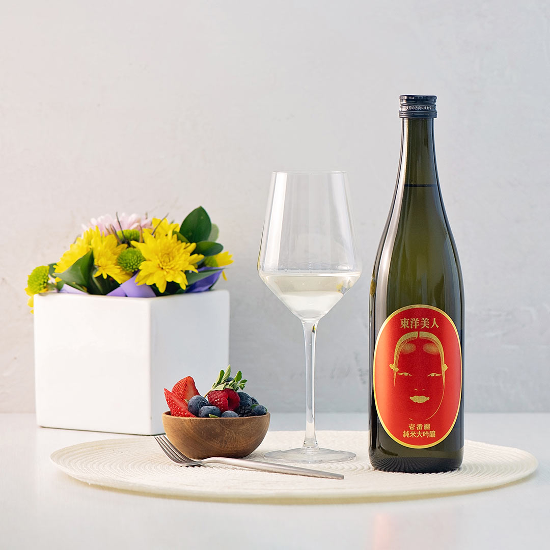 Toyo Bijin “Ichibanmatoi” Junmai Daiginjo, with a wine glass, served with fruits