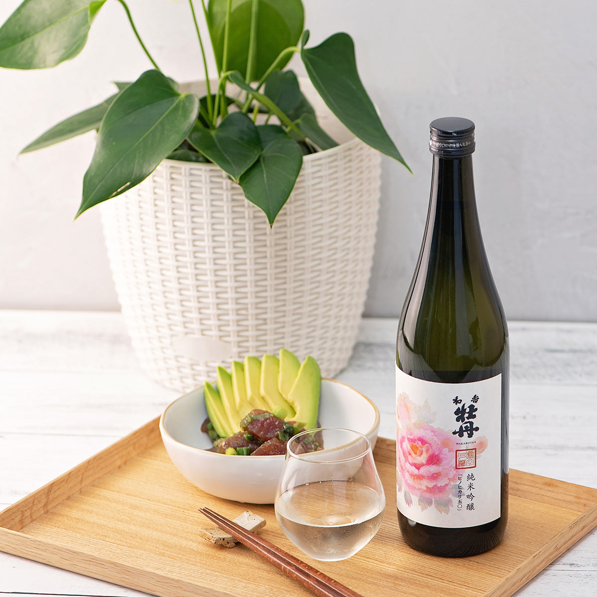 Wakabotan “Hinohikari 50” Junmai Ginjo, with a clear glass, served with tuna poke and avocado slices