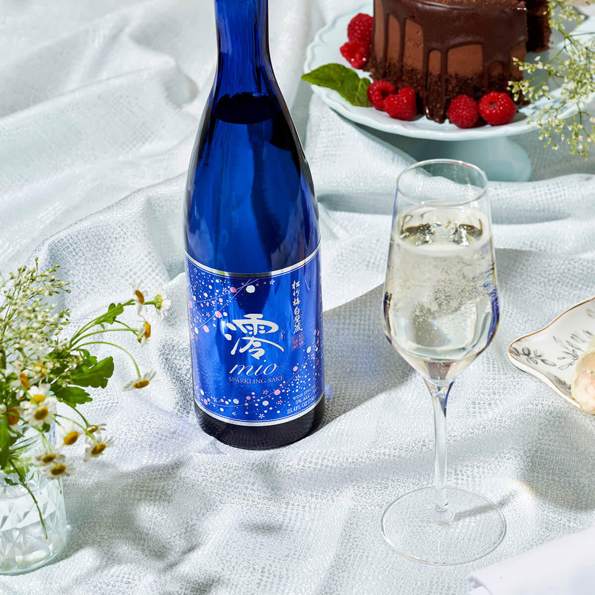 Shirakabegura “Mio” sparkling with a champagne flute, served with chocolate cake