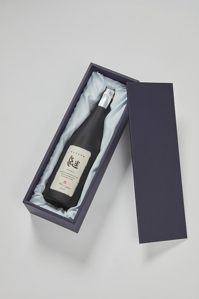 “Tsugu” Junmai Daiginjo, lying inside a product box