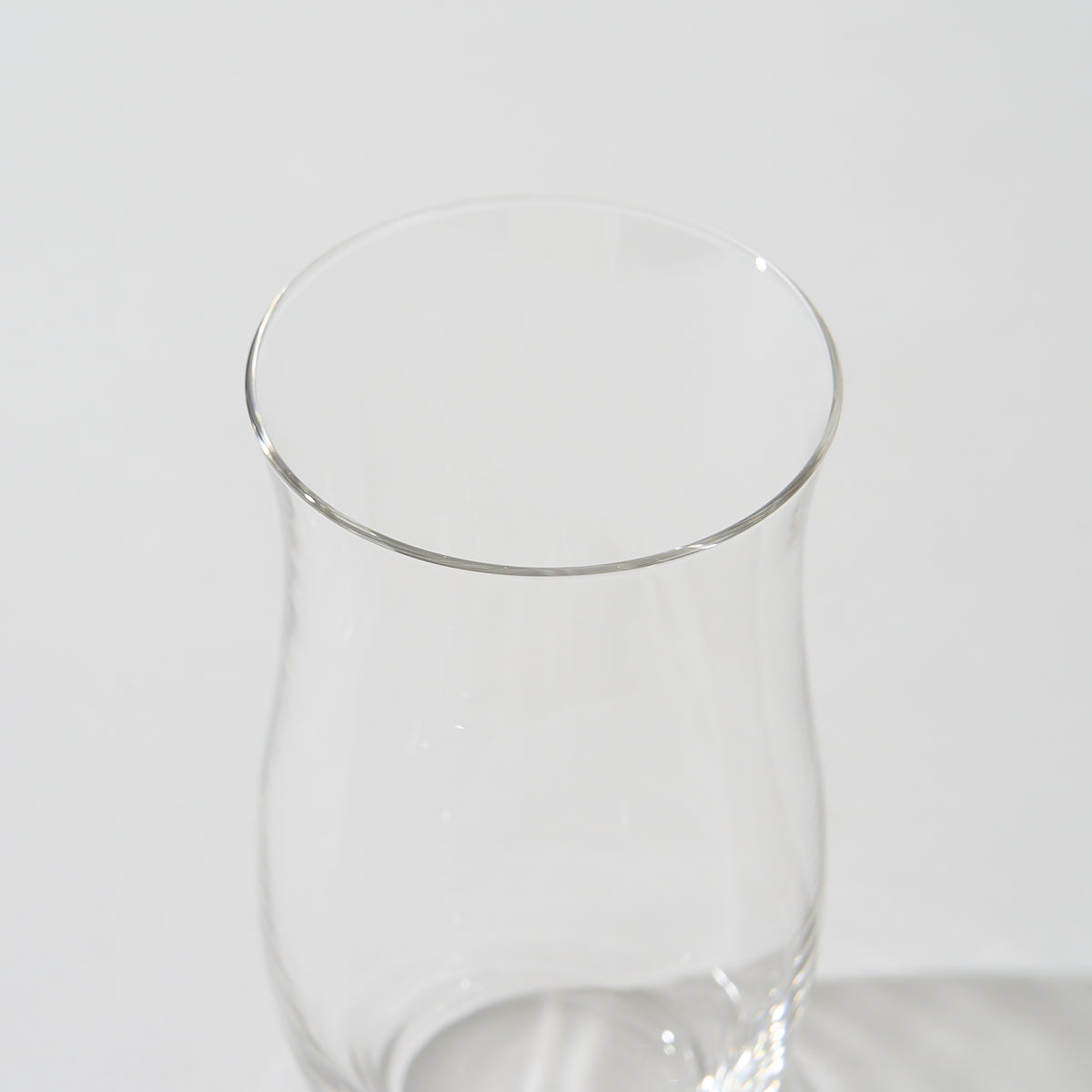 “Aderia” Craft Beer Master Glass Profound, upward angled close view