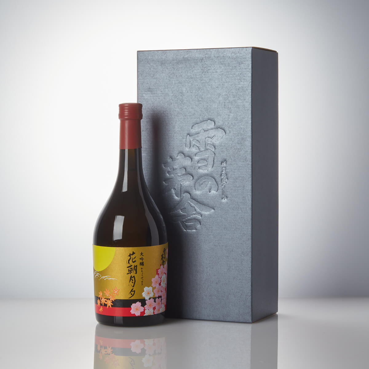 Yuki no Bosha “Kachou Gesseki” Morning Flower, Evening Moon Daiginjo, standing in front of a product box