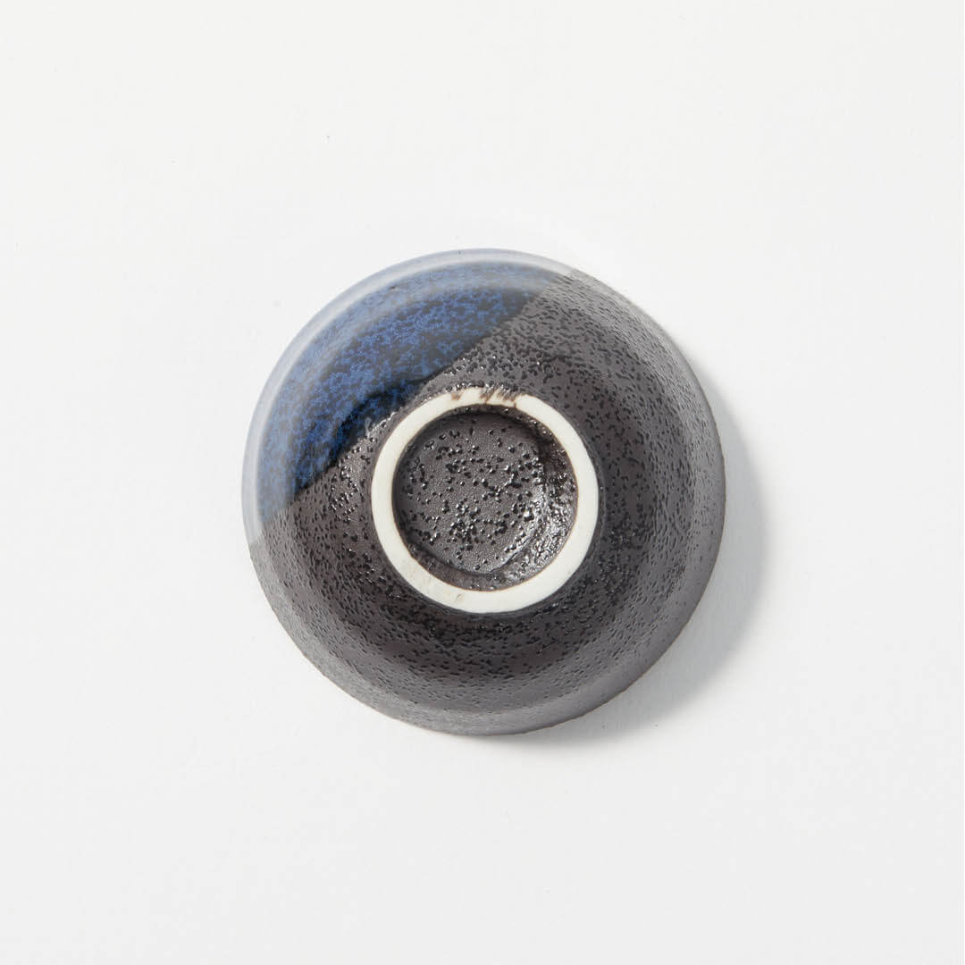 “Mino no Takumi” Black Sakazuki Cup With Blue Drip Glaze and Gold Interior, bottom view