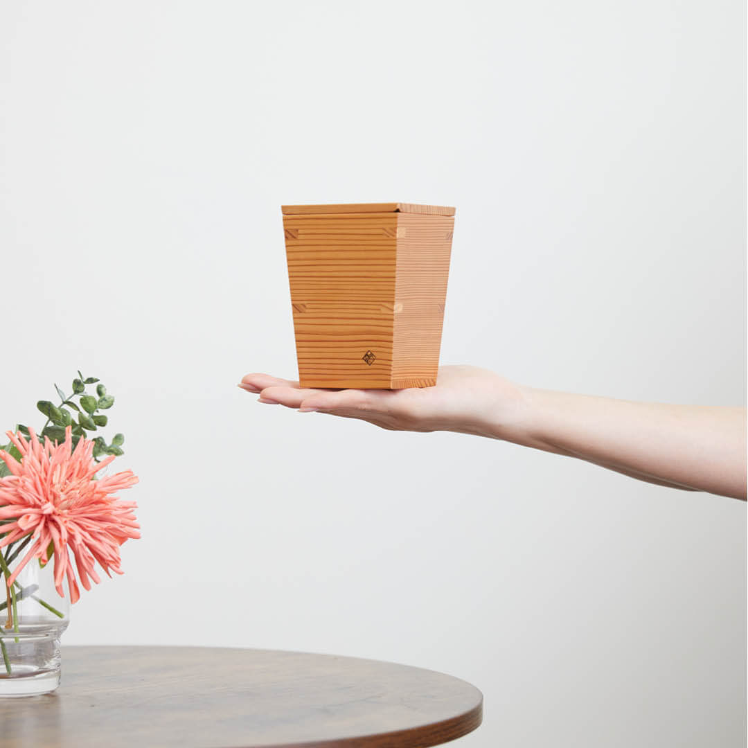 “Omoeraku” Nikko Cedar Tokkuri, on a hand