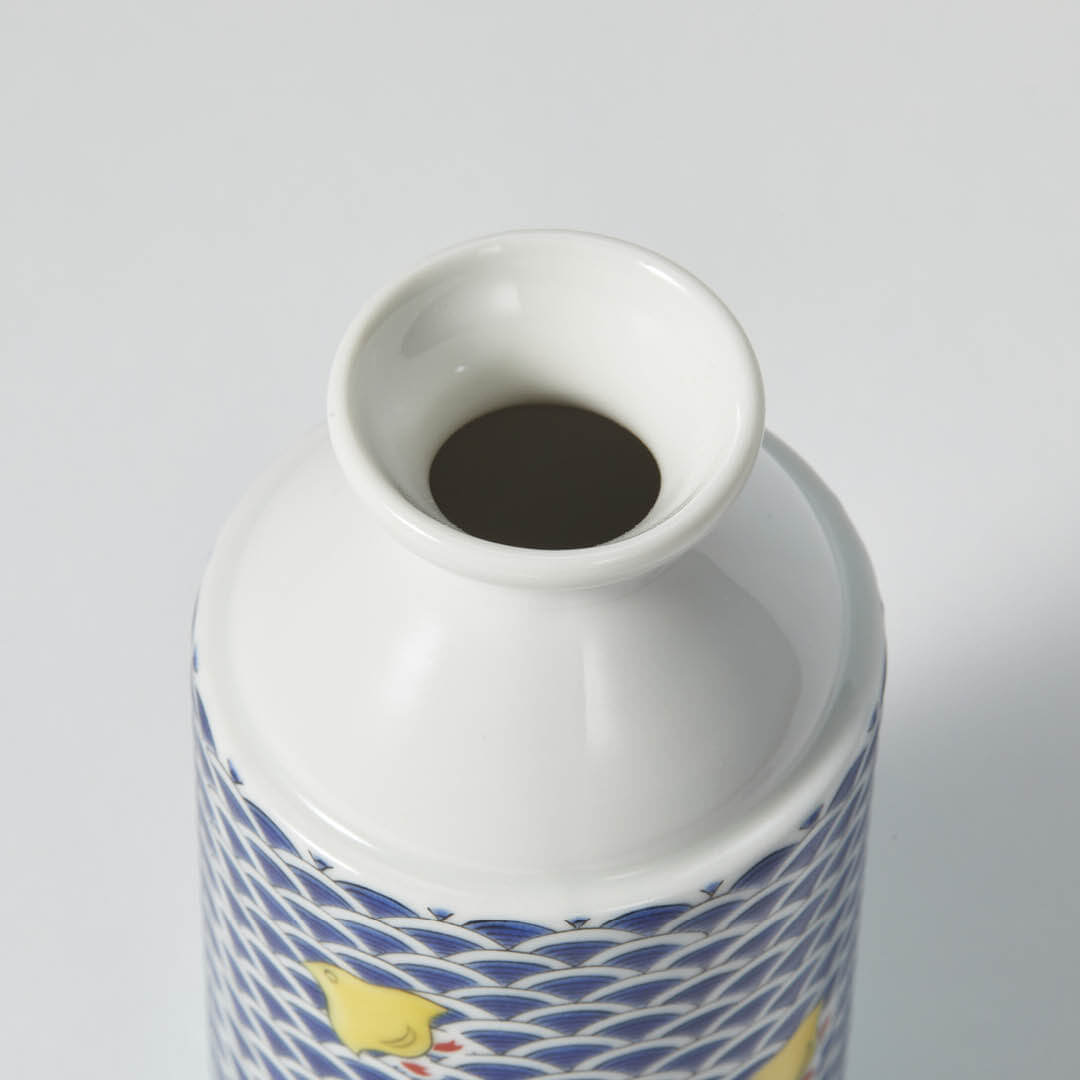 “Seikou” Sakazutsu Sake Set (Chidori blue), upward angled view