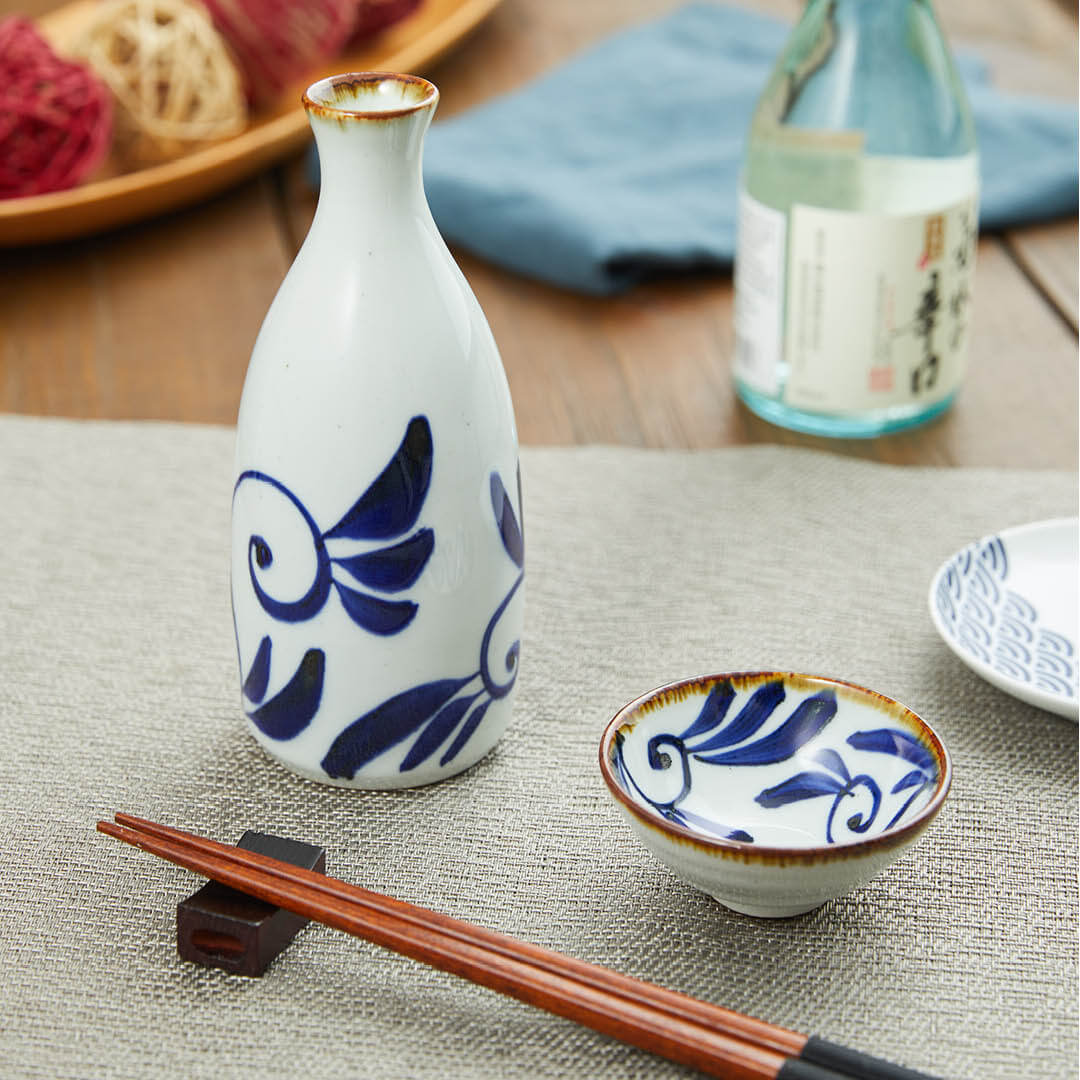 “Shohogama” Somekarakusa Tokkuri, on a table