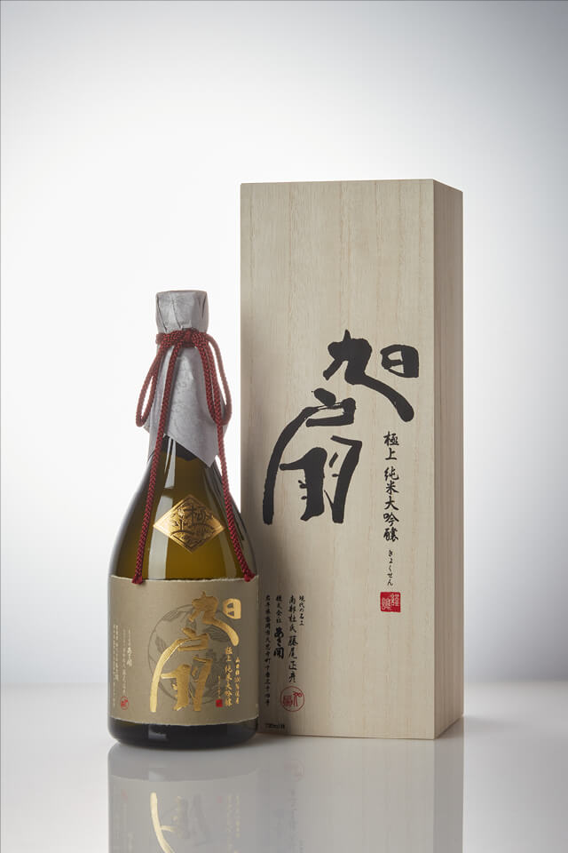 Asabiraki “Kyokusen” Junmai Daiginjo, standing in front of a product box